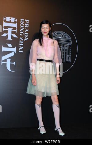 Le mannequin chinois Liu Wen pose à la cérémonie de dévoilement de Prada Rong Zhai à Shanghai, Chine, le 14 octobre 2017. Banque D'Images