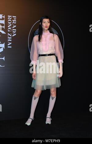 Le mannequin chinois Liu Wen pose à la cérémonie de dévoilement de Prada Rong Zhai à Shanghai, Chine, le 14 octobre 2017. Banque D'Images