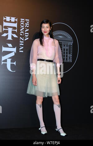 Le mannequin chinois Liu Wen pose à la cérémonie de dévoilement de Prada Rong Zhai à Shanghai, Chine, le 14 octobre 2017. Banque D'Images