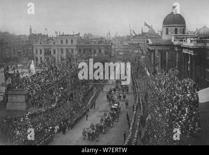 Le Jubilé de diamant de la reine Victoria : transport passant la National Gallery, Londres, 1897 (1906). Artiste : Inconnu. Banque D'Images