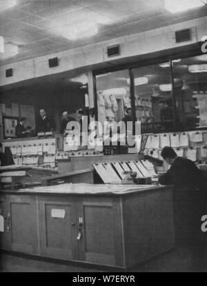 La Marine britannique et officiers de la Force aérienne travaillant au siège de l'espace, c1940 (1943). Artiste : Inconnu. Banque D'Images