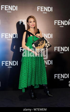 Hong Kong chanteuse et actrice Joey Yung assiste à un événement promotionnel pour Fendi à Hong Kong, Chine, 19 octobre 2017. Banque D'Images