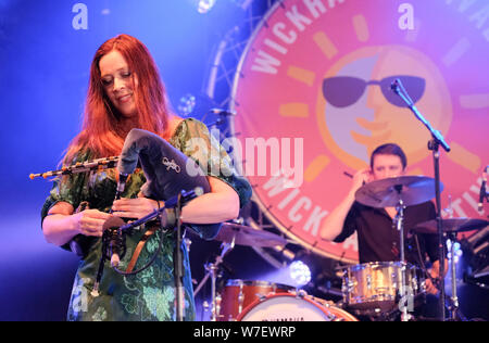 Kathryn Tickell et l'assombrissement d'effectuer au Festival, Wickham Wickham, UK. 2 août 2019 Banque D'Images