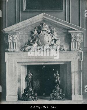 'Marbre sculpté Chimneypiece par William Kent (1685-1748). Dans le Public Dining-Room à Hampton Court, Artiste : Inconnu. Banque D'Images