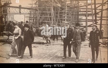 Le roi George V et la Reine Mary à un chantier naval de Sunderland au cours de la Première Guerre mondiale, le 15 juin 1917, (1935). Artiste : Inconnu. Banque D'Images