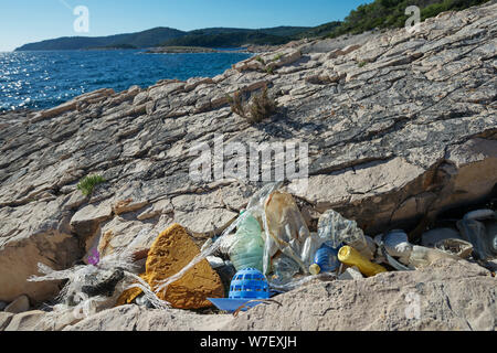 Les débris marins s'accumule fortement le long de rivages. Les bouteilles en plastique et autres déchets emportés sur l'autre. Marée de déchets plastiques, la pollution maritime. Banque D'Images