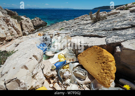 Les débris marins s'accumule fortement le long de rivages. Les bouteilles en plastique et autres déchets emportés sur l'autre. Marée de déchets plastiques, la pollution maritime. Banque D'Images