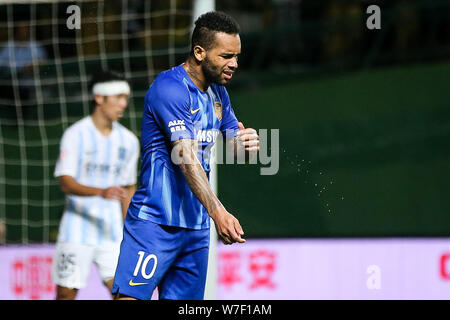 Joueur de football brésilien Alex Teixeira de Jiangsu Suning réagit comme il est en concurrence contre Guangzhou R&F dans leur 21e match au cours de l'Association de football chinoise 2019 Super League (CSL) dans la ville de Guangzhou, province du Guangdong en Chine du Sud, 2 août 2019. Guangzhou R&F joué tirer à Shanghai Suning 2-2. Banque D'Images