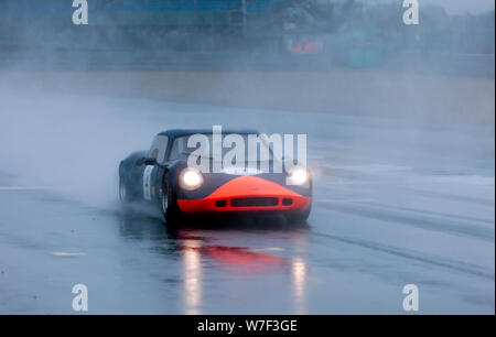 Une Chevron B8 dans de fortes pluies pendant la course Thundersports HSCC, au 2019 Silverstone Classic Banque D'Images