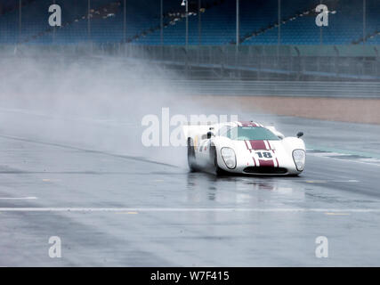 Une Lola T70 Mk3B en compétition dans la pluie, pendant la course à l'Thundersports HSCC Silverstone Classic 2019 Banque D'Images