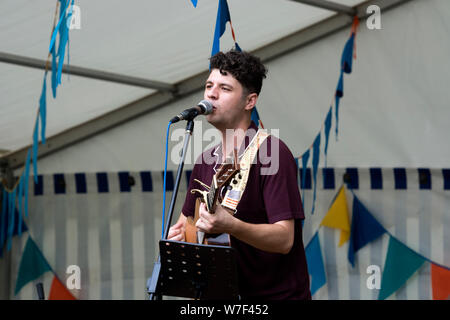 Un jeune chanteur/guitariste Banque D'Images