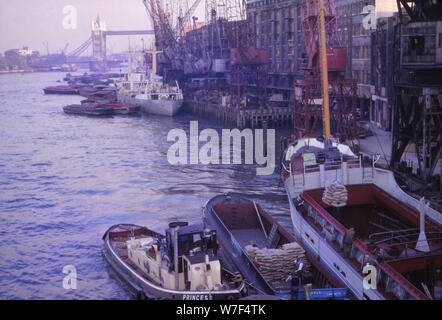 Les chalands dans la piscine de Londres. Tamise et du Tower Bridge, Londres, 1962. Artiste : CM Dixon. Banque D'Images