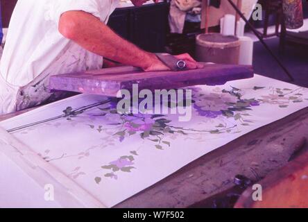 Hand-Printing de Wallpaper (Sandersons, Londres), 20e siècle. Artiste : Sandersons. Banque D'Images