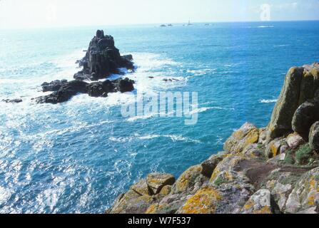 Phare et le drakkars chevalier armé, Lands End, Cornwall, 20e siècle. Artiste : CM Dixon. Banque D'Images