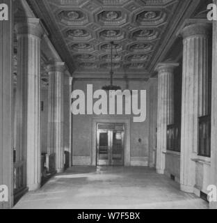 Plus petit en face de l'entrée de l'espace public - National City Bank, New York, 1922. Artiste : Inconnu. Banque D'Images