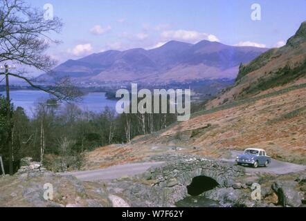 Avec pont Watendlath Derwentwater et au-delà de Skiddaw, Lake District, Cumberland, c1960. Artiste : CM Dixon. Banque D'Images