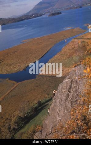 Les alpinistes bergers Crag, Derwentwater, Borrowdale, Lake District, Cumberland, 20e siècle. Artiste : CM Dixon. Banque D'Images