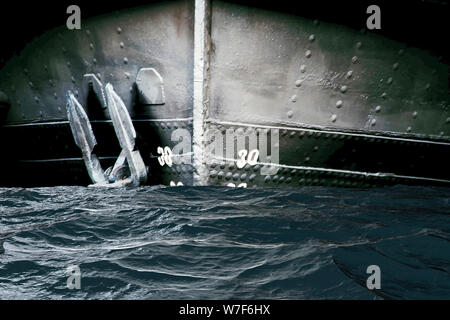 Proue d'un navire en pleine mer dans le noir Banque D'Images
