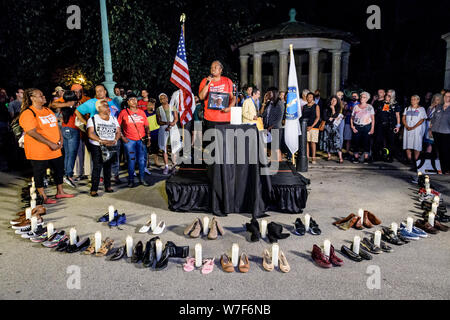 Les survivants de la violence armée - les New-yorkais contre la violence armée, les jeunes contre les armes à feu, armes à feu, contre les gays Borough Président Eric L. Adams, les questions de droits de l'Norman Siegel, Alexandria Ocasio Cortez, de nombreux élus locaux et autres) se sont réunies pour une veillée aux chandelles à Prospect Park, le 5 août 2019 pour déplorer la perte de vies humaines au cours des dernières exécutions massives de Brownsville, Dayton, El Paso et Gilroy, dénonçant la montée de la violence par arme à feu dans toute la ville et pays, et appelant les législateurs au niveau fédéral d'adopter une véritable arme de la réforme. (Photo par Erik McGregor/Pacific Press) Banque D'Images