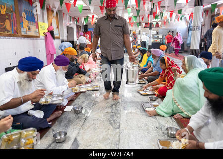 Un langar dans un temple Sikh où toute personne qui en fait la demande, peut obtenir gratuitement un repas végétarien. À Richmond Hill, Queens, New York. Banque D'Images