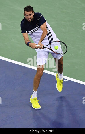 Marin Cilic de Croatie renvoie un shot au premier tour de l'Espagne dans sa demi-finale du simple messieurs au cours de la Shanghai Rolex Masters tennis tournament Banque D'Images