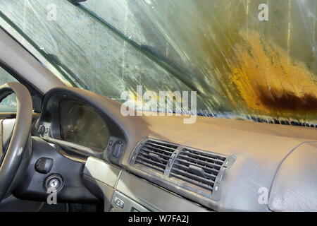 Les fumées sur le pare-brise des voitures. incendie auto Banque D'Images