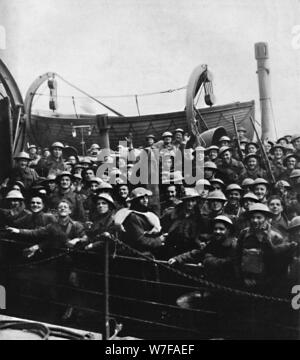 Un bateau de soldats rescapés de Dunkerque, 1940, (1945) Artiste : Inconnu. Banque D'Images