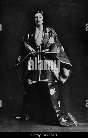 'Mrs. Charles Burnett dans un 15e siècle costume de la Cour japonaise. Mme Burnett poèmes écrits en artiste de Japa : Julian Leonard Street. Banque D'Images