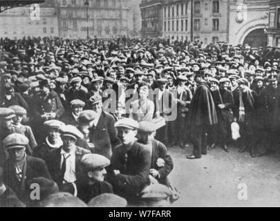 "La nouvelle armée française : les conscrits et les bénévoles en attente d'inscription pour service', 1915. Artiste : Inconnu. Banque D'Images