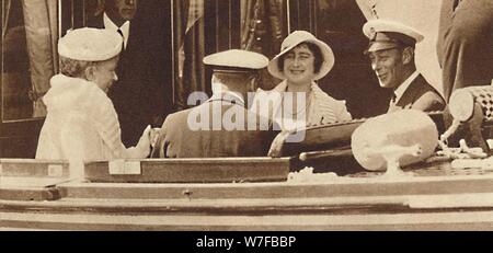 La famille 'Joke' - laissant le Yacht Royal Albert et Victoria à Cowes, c1935 (1937) Artiste : Inconnu. Banque D'Images