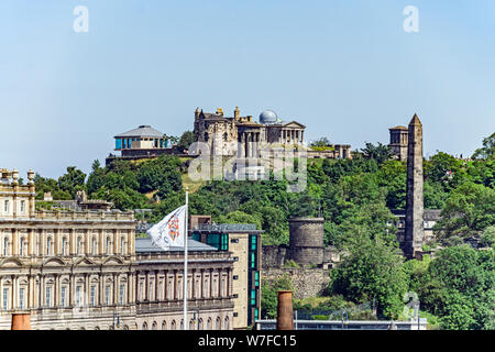 L'affût par à côté de la maison du jardinier Maison Ancien Observatoire sur Calton Hill Edinburgh Scotland UK withi Monument Nelson droit Banque D'Images