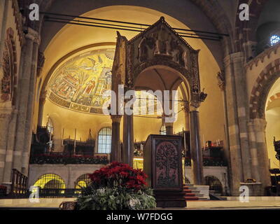 Autel de la Basilique de Sant'Ambrogio, l'une des plus anciennes églises de Milan. Saint patron Banque D'Images