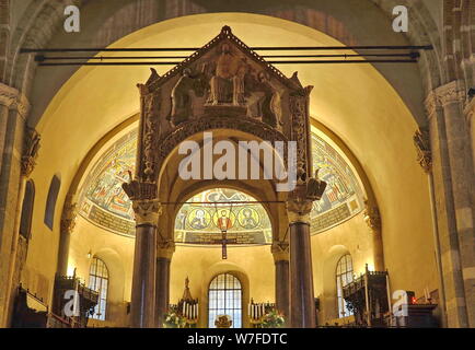 Autel de la Basilique de Sant'Ambrogio, l'une des plus anciennes églises de Milan. Saint patron Banque D'Images