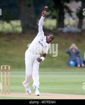 Le Sussex Jofra Archer bols au cours de la première journée de la deuxième match de championnat XI à Blackstone Academy la masse, Henfield. Banque D'Images