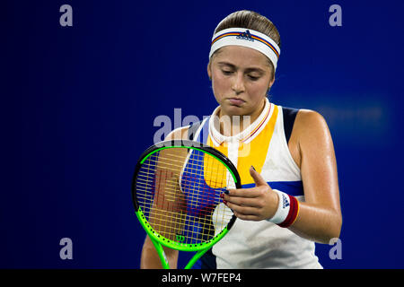 Jelena Ostapenko de Lettonie réagit comme elle est en concurrence contre Garbine Muguruza de l'Espagne en match quart de leur féminin au cours de l'ATA Banque D'Images