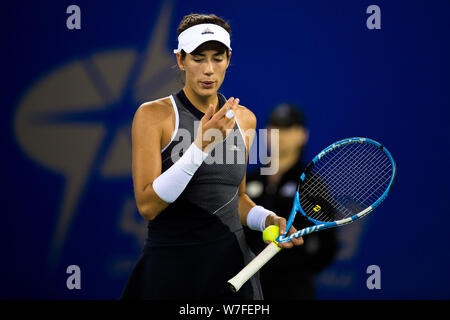 Garbine Muguruza de l'Espagne se prépare à servir contre Jelena Ostapenko de Lettonie en match quart de leur féminin au cours de l'ATA Wuhan Banque D'Images