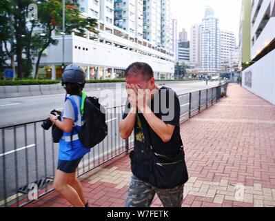 Hong Kong, Chine. Le 05 août, 2019. Hong Kong continuent d'émeutes dans plus de 15 districts au cours de la grève générale. De nombreux citoyens sont touchés par le gaz lacrymogène granades. Gonzales : Crédit Photo/Alamy Live News Banque D'Images