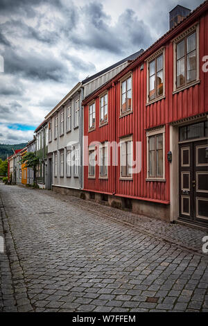 Une rue de la vieille ville de Trondheim, en Norvège. Banque D'Images