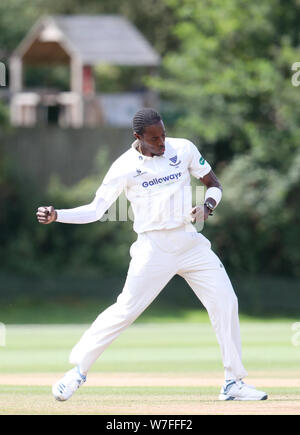 Le Sussex Jofra Archer célèbre en tenant le premier guichet de la Manche au cours de la première journée du deuxième match de championnat XI à Blackstone Academy la masse, Henfield. Banque D'Images