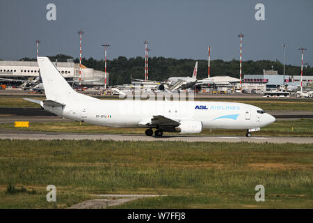 ASL Airlines Boeing 737-490 Irlande(SF), (EI-STJ), prêt au décollage. à Malpensa (MXP / LIMC), Milan, Italie Banque D'Images