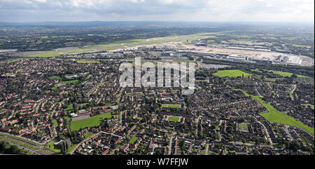 Vue aérienne de Gatley, Heald Green & Moss Nook avec l'Aéroport International de Manchester, Août 2019 Banque D'Images