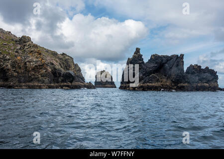 Les affleurements de la robuste Îles Blasket group vu de yacht - Péninsule de Dingle, comté de Kerry, Irlande