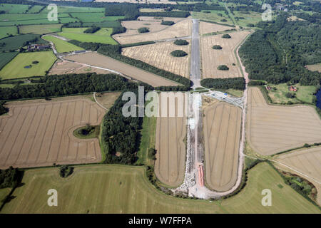 Vue aérienne de l'ancien aérodrome de la RAF Poulton avec Easton Hall dans l'arrière-plan, Cheshire Banque D'Images
