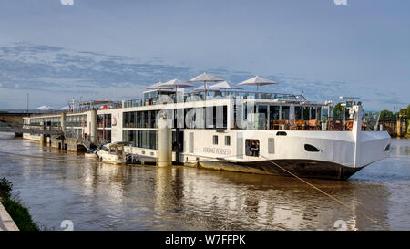 Le long de la rivière Forseti Viking-bateau amarré sur la Dordogne à Libourne, près de Bordeaux, France. Banque D'Images