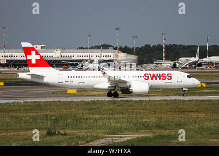 Swiss International Air Lines, Airbus A220-300 (HB-JCE) photographiée à l'aéroport de Malpensa, Milan, Italie Banque D'Images