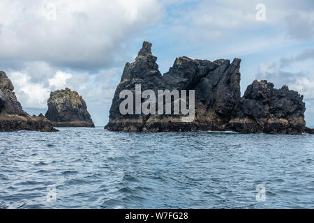 Les affleurements de la robuste Îles Blasket group vu de yacht - Péninsule de Dingle, comté de Kerry, Irlande Banque D'Images