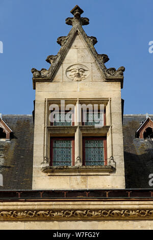 Détail de l'hôtel de ville néo-gothique 1914 Libourne, près de Bordeaux, dans le département de la Gironde, France. La fenêtre de style Dorma. Banque D'Images