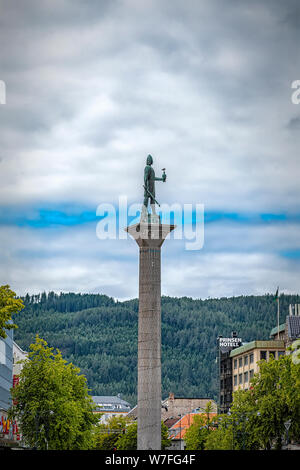 TRONDHEIM, NORVÈGE - 16 juillet 2019 : La statue de 18 mètres d'Olav Tryggvason est montée au sommet d'un obélisque. Il se trouve au centre de la place de la ville Banque D'Images