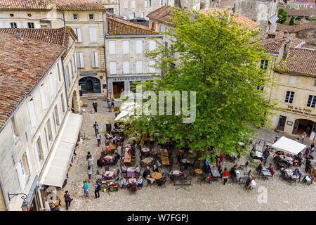 Place de l'église monolithe de Saint-Emilion, au patrimoine de l'UNESCO pour son vin de Nouvelle-Aquitaine, France. Banque D'Images