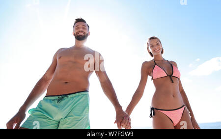 Heureux couple aimant profiter de la plage tropicale. Banque D'Images